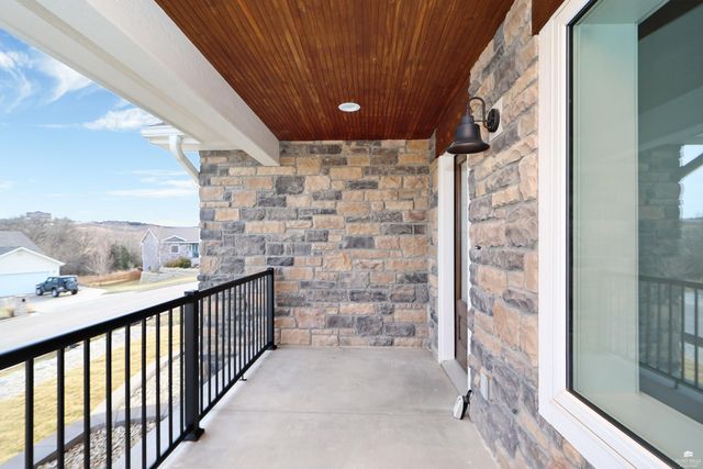 216 Highland Pointe Drive, Manhattan, KS 66503