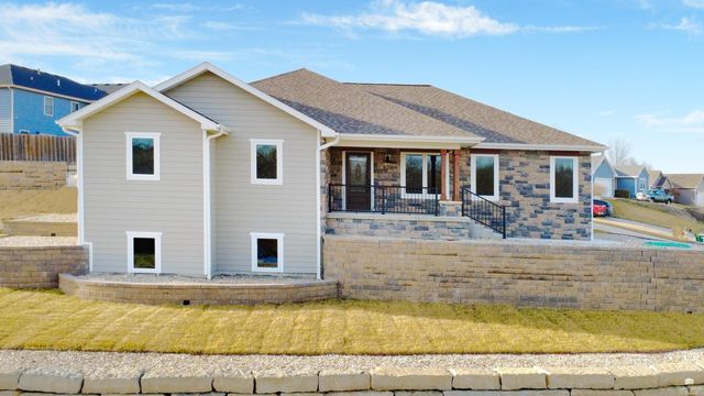 216 Highland Pointe Drive, Manhattan, KS 66503