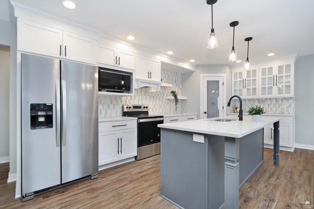 216 Highland Pointe Drive, Manhattan, KS 66503