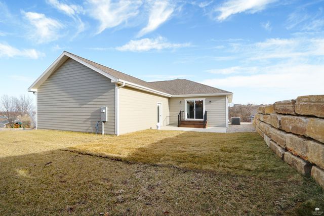 216 Highland Pointe Drive, Manhattan, KS 66503