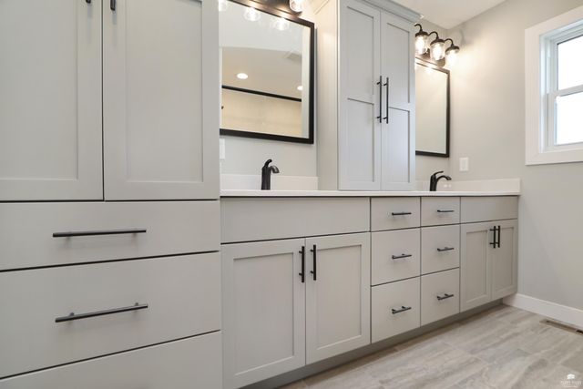 216 Highland Pointe Drive, Manhattan, KS 66503