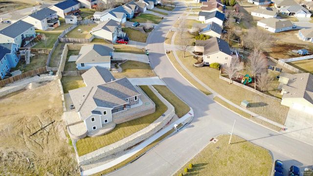 216 Highland Pointe Drive, Manhattan, KS 66503