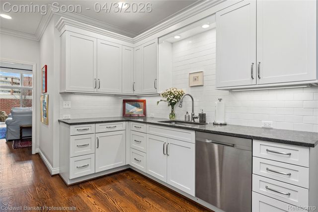 10002 Harbor Place Drive, St. Clair Shores, MI 48080