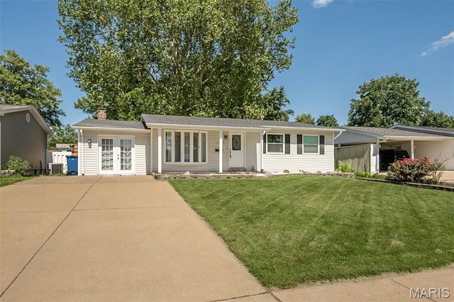 12030 Bennington Place, Maryland Heights, MO 63043