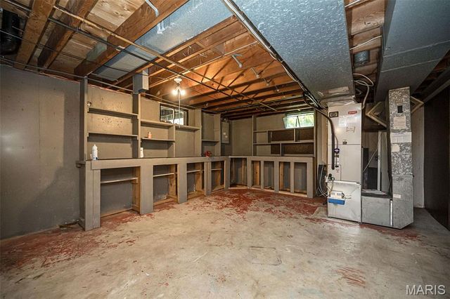 12030 Bennington Place, Maryland Heights, MO 63043