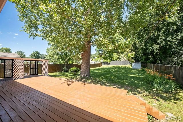 12030 Bennington Place, Maryland Heights, MO 63043