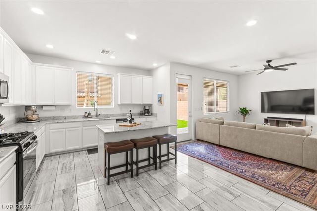 6435 Point Isabel Way, Las Vegas, NV 89122