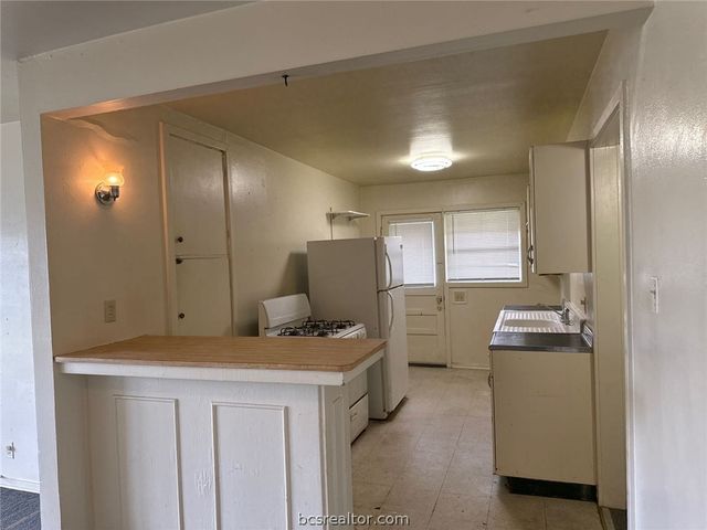 608 Mary Lake Drive, Bryan, TX 77801