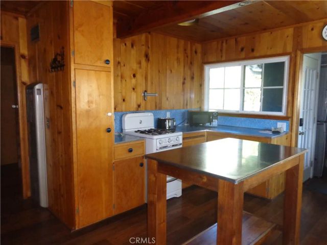 210 Wylerhorn Drive, Crestline, CA 92325