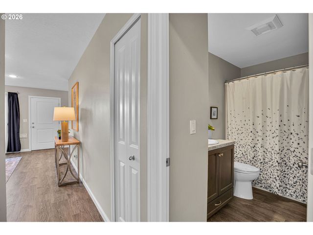 3724 Se SCHILLER St, Portland, OR 97202