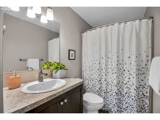 3724 Se SCHILLER St, Portland, OR 97202