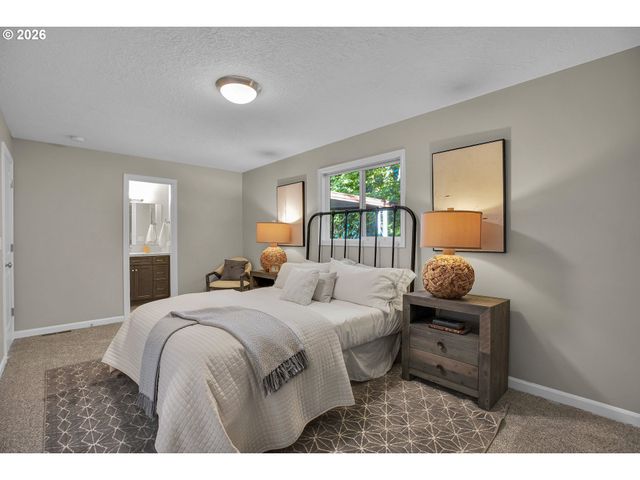 3724 Se SCHILLER St, Portland, OR 97202