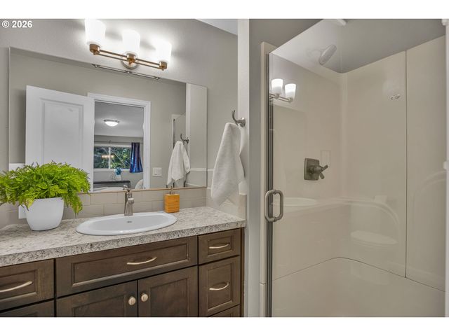 3724 Se SCHILLER St, Portland, OR 97202