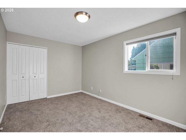 3724 Se SCHILLER St, Portland, OR 97202