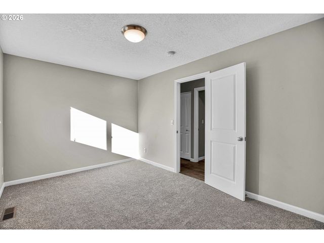 3724 Se SCHILLER St, Portland, OR 97202