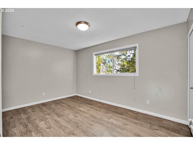 3724 Se SCHILLER St, Portland, OR 97202