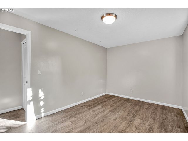 3724 Se SCHILLER St, Portland, OR 97202