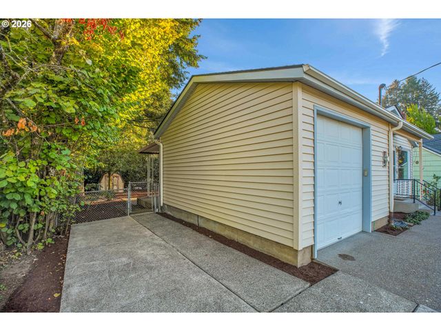 3724 Se SCHILLER St, Portland, OR 97202