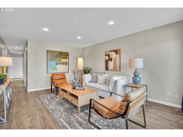 3724 Se SCHILLER St, Portland, OR 97202