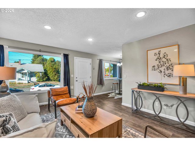 3724 Se SCHILLER St, Portland, OR 97202