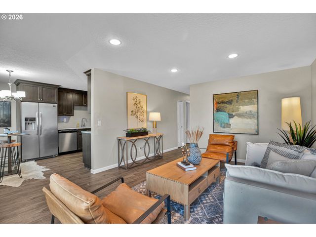 3724 Se SCHILLER St, Portland, OR 97202