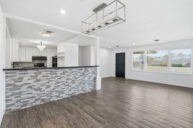 612 Sunset Lane, La Marque, TX 77568