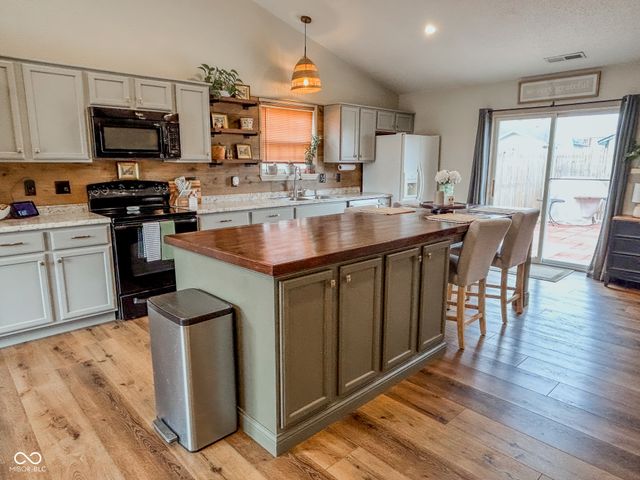 332 Brixton Woods East Drive, Pittsboro, IN 46167