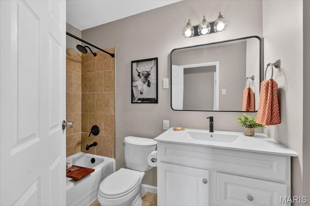 2370 Hawthorne Manor Drive, Florissant, MO 63031