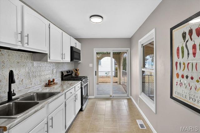 2370 Hawthorne Manor Drive, Florissant, MO 63031