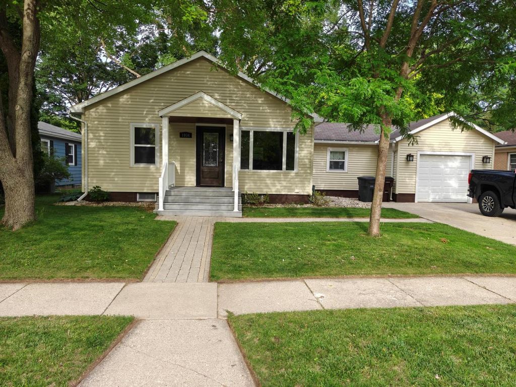 1934 N Center STREET, East Troy, WI 53120