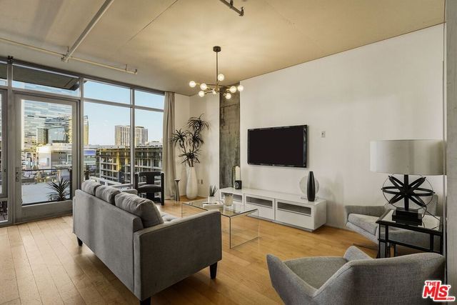 1100 S Hope Street 814, Los Angeles, CA 90015