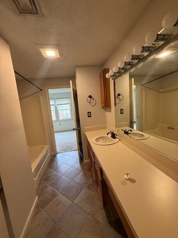 6 Patrick Rd 6, Tewksbury, MA 01876