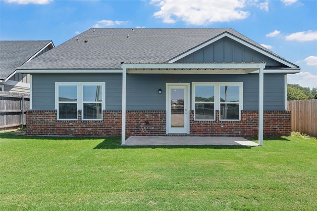 413 Travis Drive, Mcgregor, TX 76657