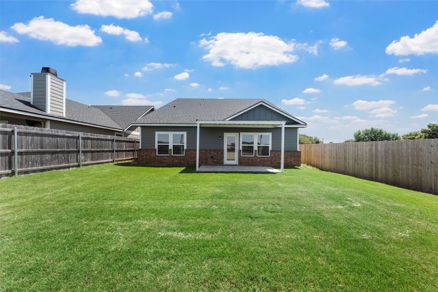 413 Travis Drive, Mcgregor, TX 76657