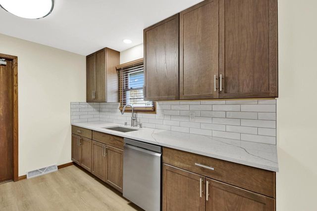 6967 Tumblecreek DRIVE, Franklin, WI 53132