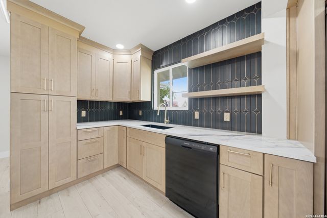 118 S Gardenview, Castle Hills, TX 78213