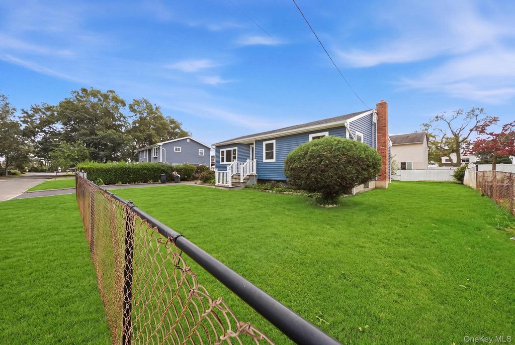 14 Holt Street, Amityville, NY 11701 — photo 4