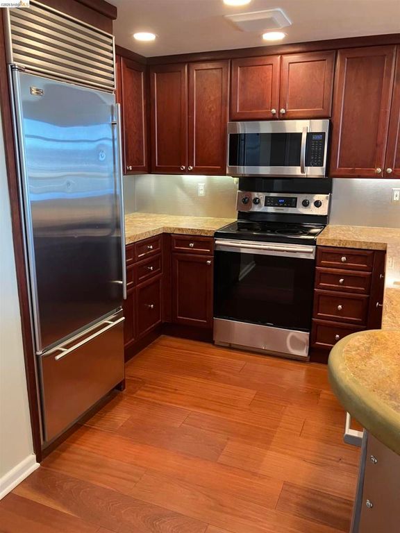 Image 7 of property listing at 403 Main St 801N, San Francisco, CA 94105