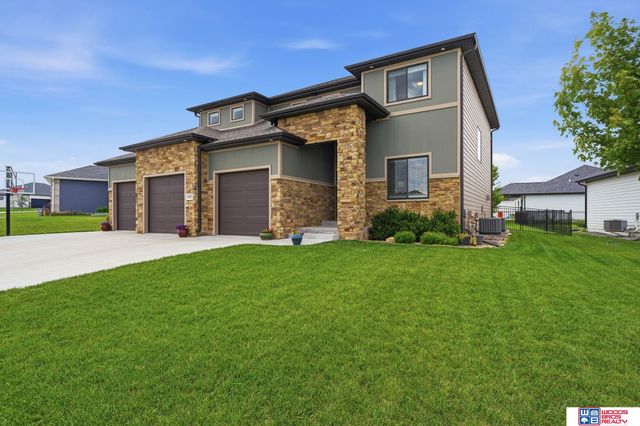 8225 S 97th Street, Lincoln, NE 68526