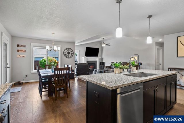910 Grant St, Mt Angel, OR 97362