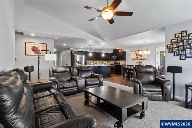 910 Grant St, Mt Angel, OR 97362