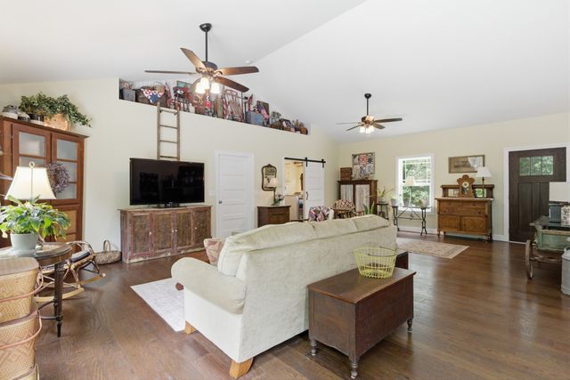 9588 Vaught Rd, Readyville, TN 37149