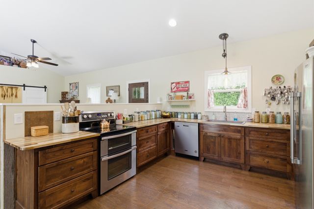 9588 Vaught Rd, Readyville, TN 37149