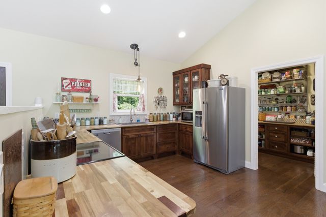 9588 Vaught Rd, Readyville, TN 37149