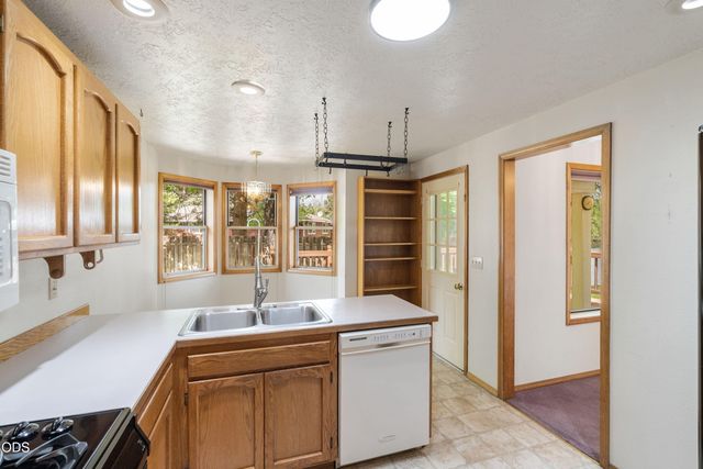 2400 NE Jones Road, Bend, OR 97701