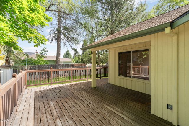 2400 NE Jones Road, Bend, OR 97701