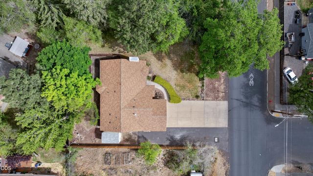 2400 NE Jones Road, Bend, OR 97701