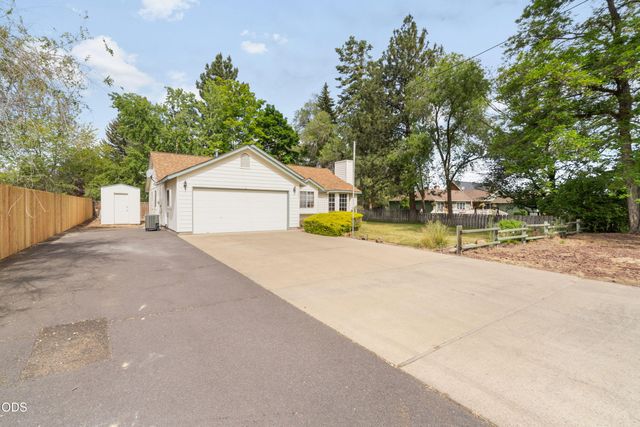 2400 NE Jones Road, Bend, OR 97701