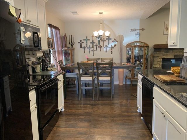 903 Ingleside Drive, Pleasant Hill, MO 64080
