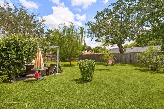 302 Forest Hills Drive, League City, TX 77573